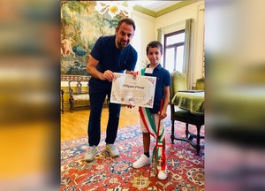 A 9-year-old boy cleans the streets of his city.  The mayor presented him with a prize