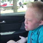 9-letni chłopiec z zespołem Downa śpiewa przebój Whitney Houston. Hit sieci