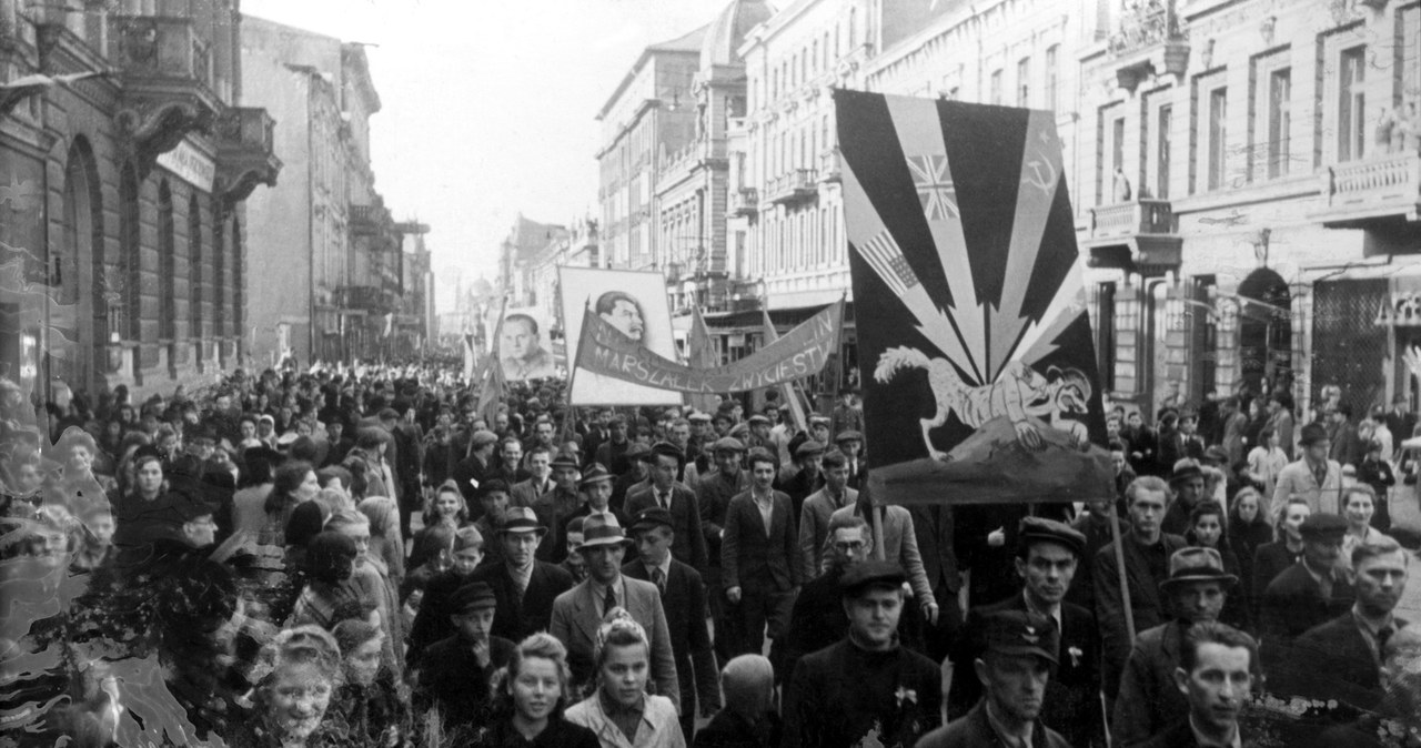 9 maja 1945 r, Łodź. Manifestacja z okazji dnia zwycięstwa /Muzeum Niepodległości /East News