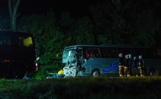 9 ofiar zderzenia busu z autokarem na "88": Apel policji ws. jednego z najtragiczniejszych wypadków ostatnich lat 