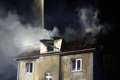 9 osób w szpitalach po pożarze w Jegłowniku