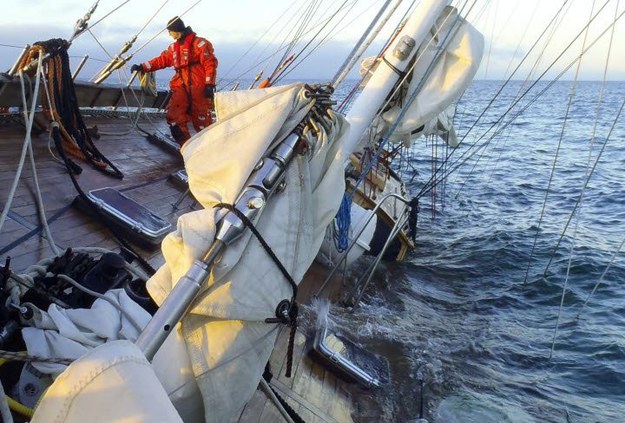 9-osobową załogę Zjawy IV ewakuowano /SWEDISH COAST GUARD /PAP/EPA