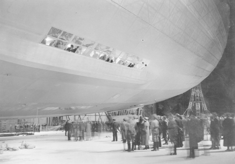 9 sierpnia 1936, Zeppelin LZ-129 Hindenburg przed lotem z Friedrichshafen do Nowego Jorku /Fox Photos/Getty Images /Getty Images