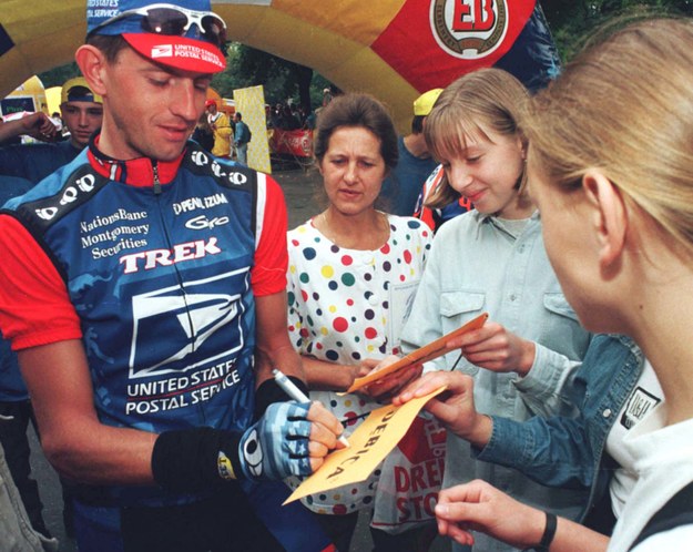9 września 1998. Dariusz Baranowski rozdaje autografy przed startem czwartego etapu 55. Tour de Pologne z Radomska do Jastrzębia Zdroju. Baranowski ma na koncie trzy zwycięstwa w wyścigu /WOJTEK SZABELSKI    /PAP
