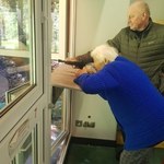 90-letnia babcia spełniła marzenie o strzelaniu