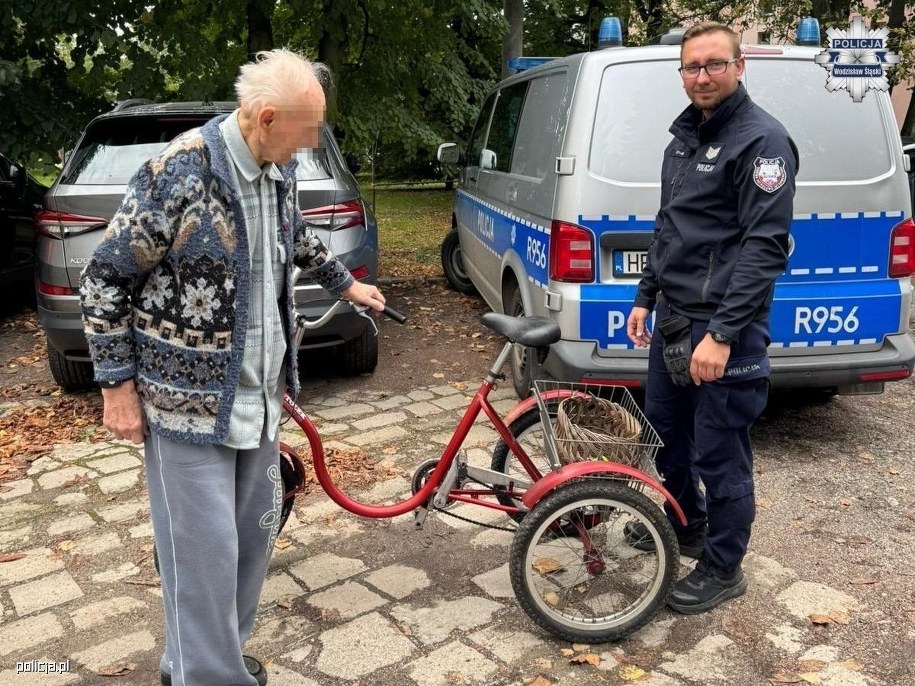 91-latek z odzyskanym rowerem, fot. Policja Wodzisław Śląski /