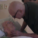 92-letni mężczyzna śpiewa dla umierającej żony. Miliony internautów poruszonych 