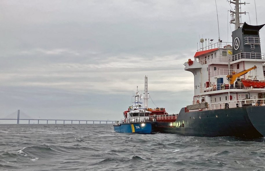 93-metrowy turecki masowiec Ali Aykin, płynący z Gdańska, osiadł na mieliźnie w cieśninie Sund /Fot. Szwedzka Straż Przybrzeżna /