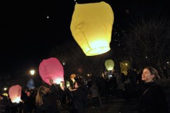 96 lampionów poszybowało w niebo w hołdzie ofiarom katastrofy