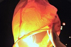 96 lampionów poszybowało w niebo w hołdzie ofiarom katastrofy