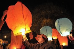 96 lampionów poszybowało w niebo w hołdzie ofiarom katastrofy