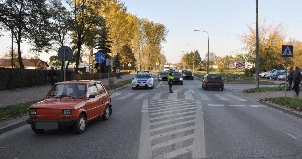 97-latek prowadzący malucha potrącił dwoje nastolatków /Policja