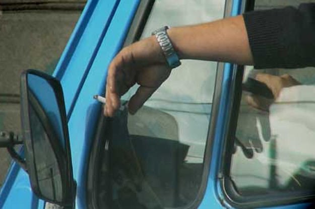 99 procent kierowców-palaczy niedopałki wyrzuca za okno... /INTERIA.PL