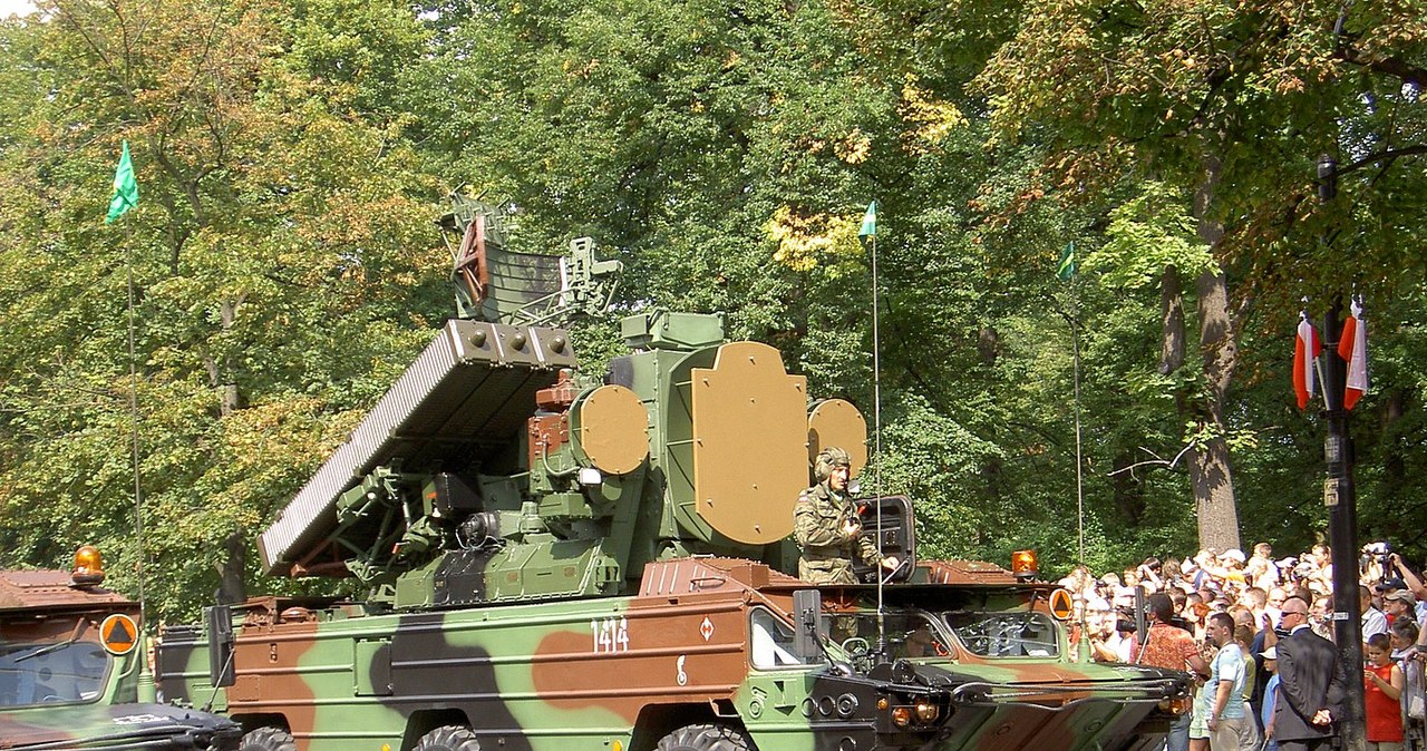 9K33 Osa-AKM w polskim wojsku. Ten samobieżny system przeciwlotniczy to sowiecka konstrukcja, której pierwszy seryjny wariant trafił do służby w 1972 roku. Przez lata doczekał się wielu modyfikacji. Jordańskie pociski 9M33M2 do systemów Osa-AK mają maksymalny zasięg 10 kilometrów, podczas gdy nowsze pociski 9M33M3 mogą lecieć już nawet na odległość 15 kilometrów. Obecnie Osa jest wykorzystywana przez aż 24 kraje, będąc jednym z najpopularniejszych systemów tego typu na świecie