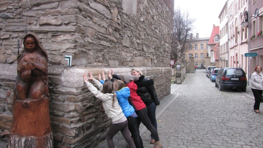 A może uda się wyprostować wieżę...? /Józef Polewka /RMF FM