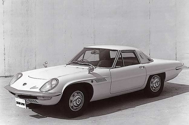 A na zdjęciu "archiwalna" mazda: cosmo sport czyli model  110S z roku 1967 /Informacja prasowa