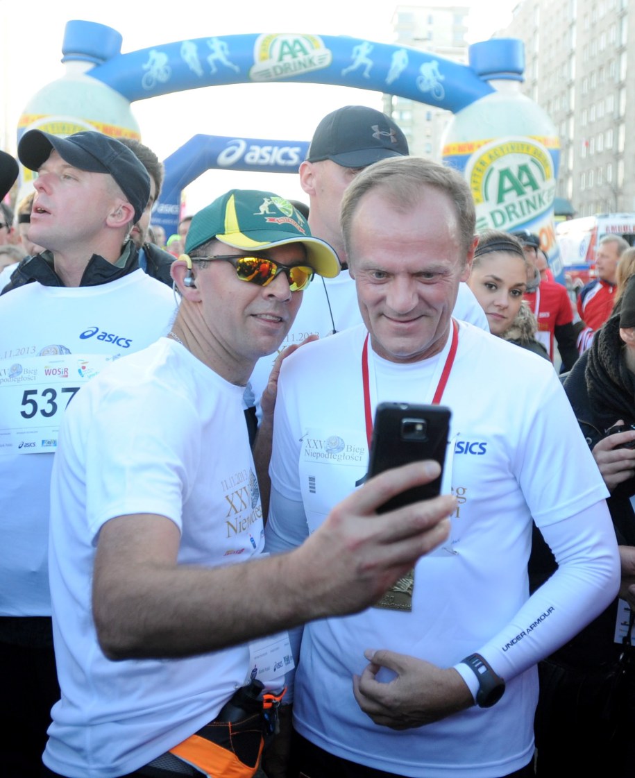 A po wyczerpującym biegu "fotka" z premierem /Bartłomiej Zborowski /PAP