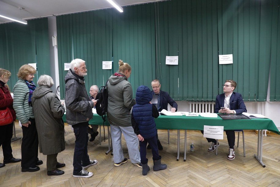 A tak wygląda głosowanie w jednym z lokali wyborczych w Warszawie /Tomasz Gzell /PAP