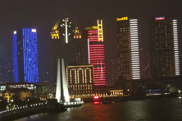 A tu rozświetlone centrum Szanghaju /INTERIA.PL