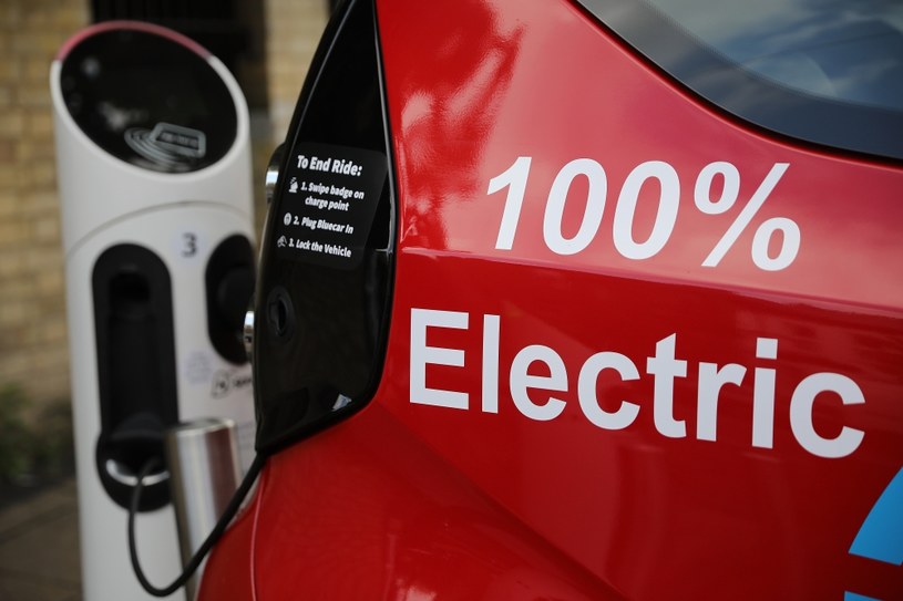 A ty chciałbyś jeździć autem elektrycznym? /Getty Images