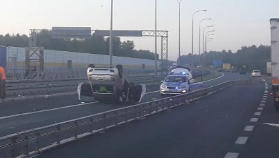A1: Z tira wysypały się metalowe elementy, dachowało auto