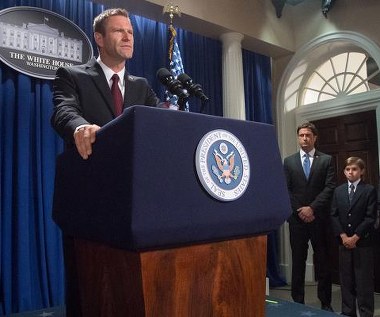 Aaron Eckhart, Gerard Butler, Finley Jacobsen i Angela Bassett w scenie z filmu "Olimp w ogniu"