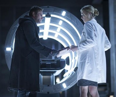Aaron Eckhart i Yvonne Strahovski w scenie z filmu "Ja, Frankenstein"