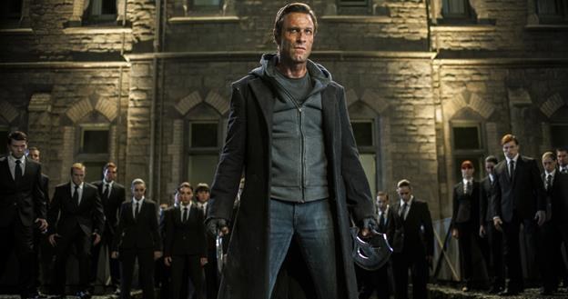 Aaron Eckhart w scenie z filmu "Ja, Frankenstein" /materiały prasowe