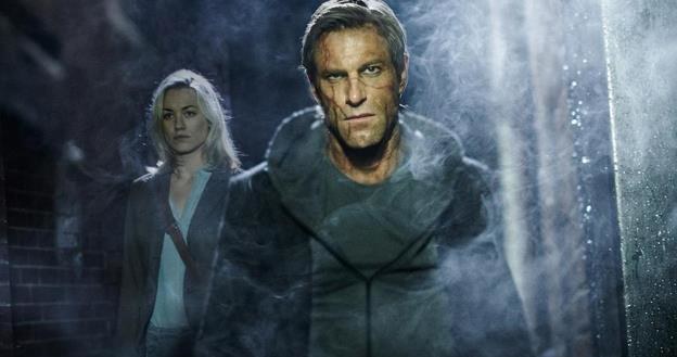 Aaron Eckhart (z Yvonne Strahovski) w scenie z filmu "Ja, Frankenstein" /materiały dystrybutora