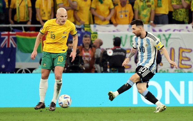 Aaron Mooy (Australia) i Lionel Messi (Argentyna) /Abedin Taherkenareh   /PAP/EPA