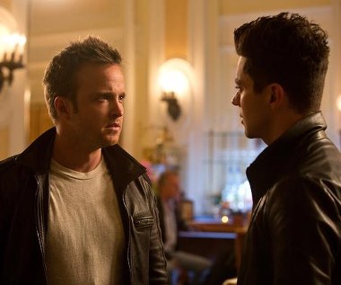 Aaron Paul i Dominic Cooper w scenie z filmu "Need for Speed"