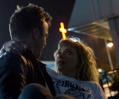 Aaron Paul i Imogen Poots w scenie z filmu "Need for Speed"