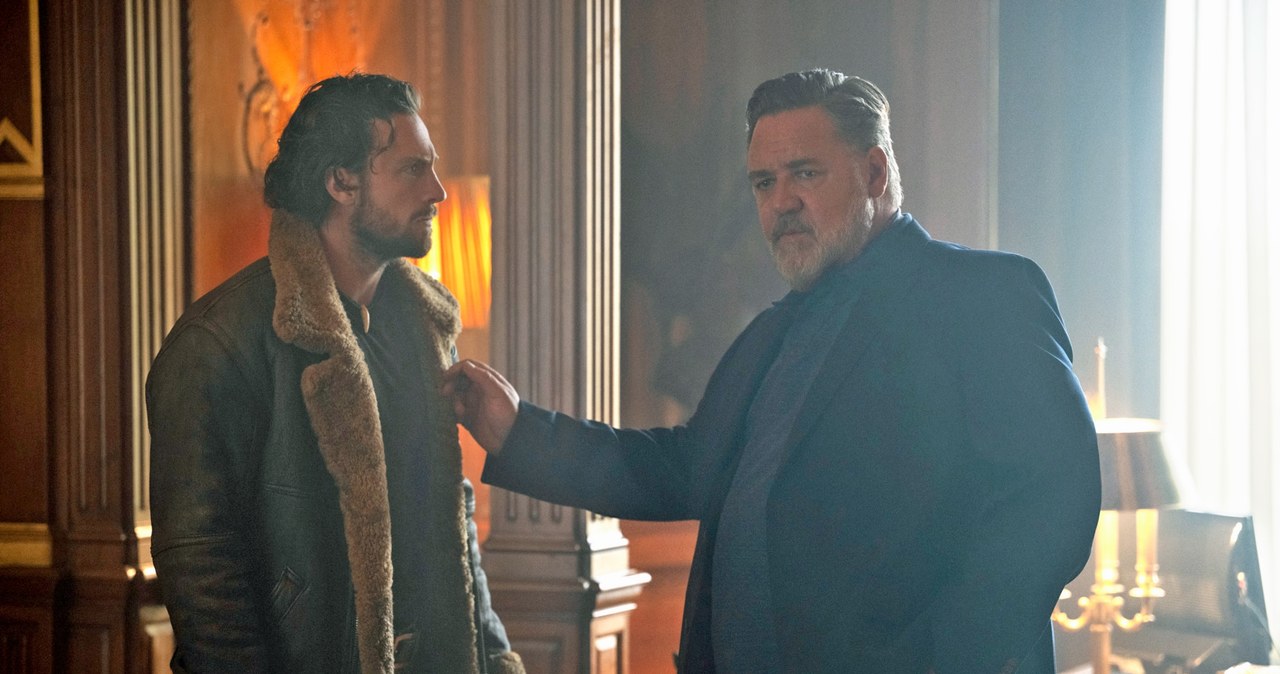 Aaron Taylor-Johnson i Russell Crowe w scenie z filmu "Kraven Łowca" /materiały prasowe