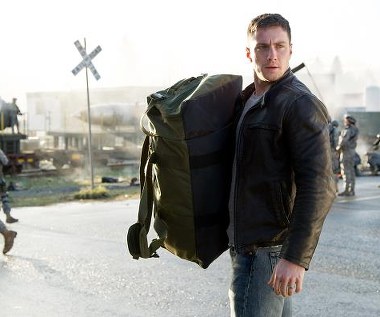 Aaron Taylor-Johnson w scenie z filmu "Godzilla"