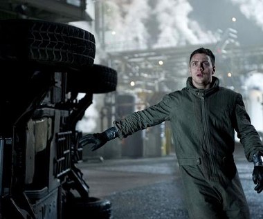 Aaron Taylor-Johnson w scenie z filmu "Godzilla"