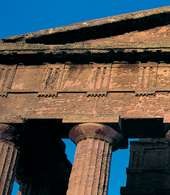 Abakus: fragment świątyni w stylu doryckim, Agrygent (Sycylia) /Encyklopedia Internautica