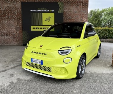 Abarth 500e - rzuca się w oczy i potrafi być głośny. Ale czy daje frajdę?  