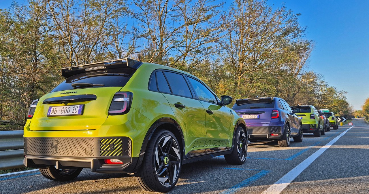 Abarth 600e w porównaniu do cywilnego 600e ma poprawioną aerodynamikę, za którą odpowiada między innymi spora lotka nad tylną szybą /Michał Domański /INTERIA.PL