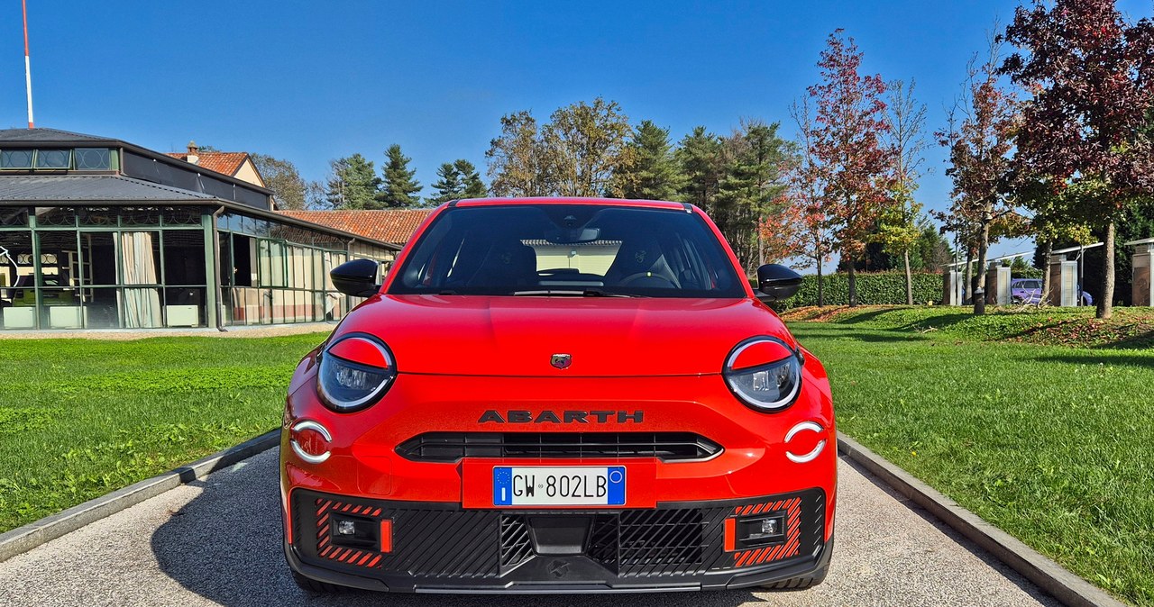 Abarth 600e wyróżnia się zmienionymi zderzakami i dużym napisem ABARTH /Michał Domański