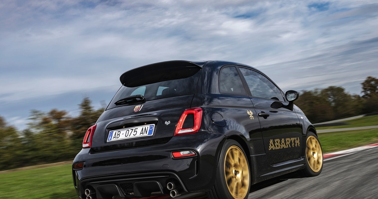 Abarth 695 “75 Anniversario” wyróżnia się czarnym lakierem i masą złotych dodatków /Stellantis /materiały prasowe