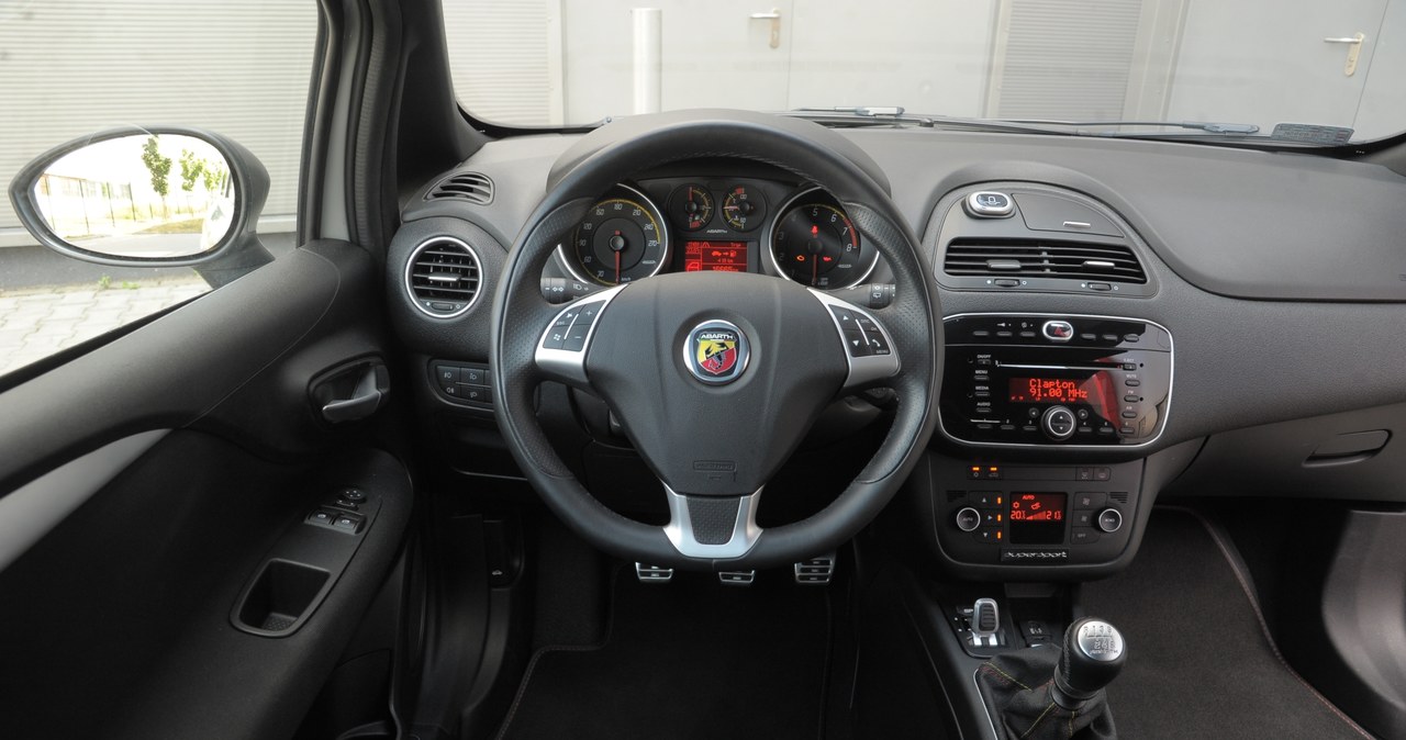 Abarth Punto Supersport: zamiast logo Fiata – znaczek Abartha na kierownicy. Zegary wyskalowano z przesadą do 270 km/h. /Motor