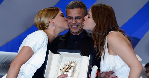 Abdellatif Kechiche w towarzystwie gwiazd swego filmu po otrzymaniu Złotej Palmy - fot. PLS /Getty Images/Flash Press Media