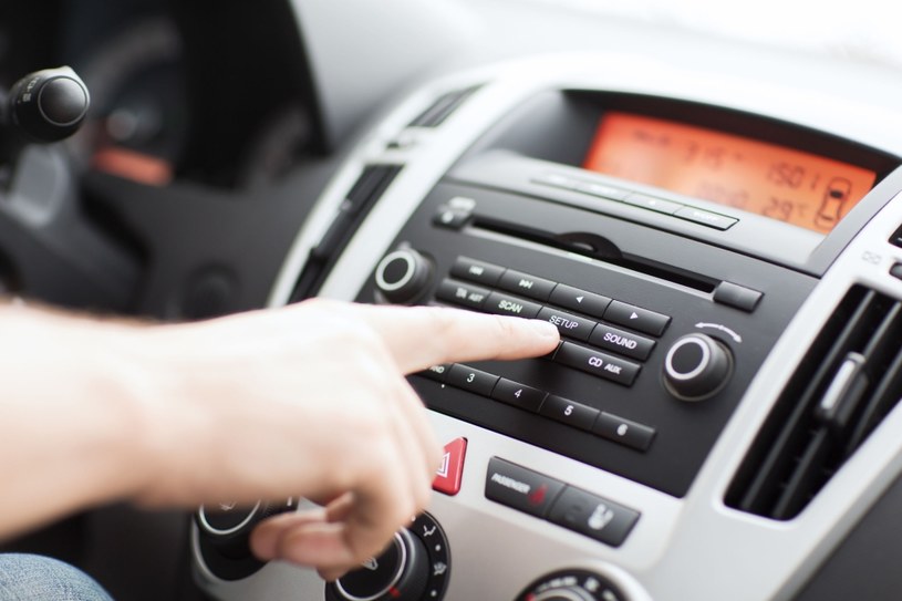 Abonament RTV za radio w samochodzie powinno opłacać wielu kierowców /123RF/PICSEL