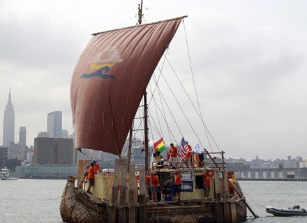 Abora III opuszcza wyspę Manhattan, Nowy Jork /AFP