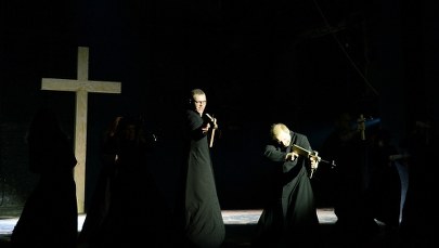 Abp Hoser o "Klątwie": Przedstawienie kloaczne, pornografia na scenie