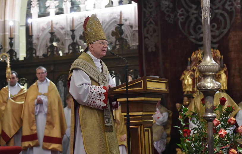 Abp Marek Jędraszewski podczas uroczystego ingresu w katedrze na Wawelu /Jacek Bednarczyk /PAP