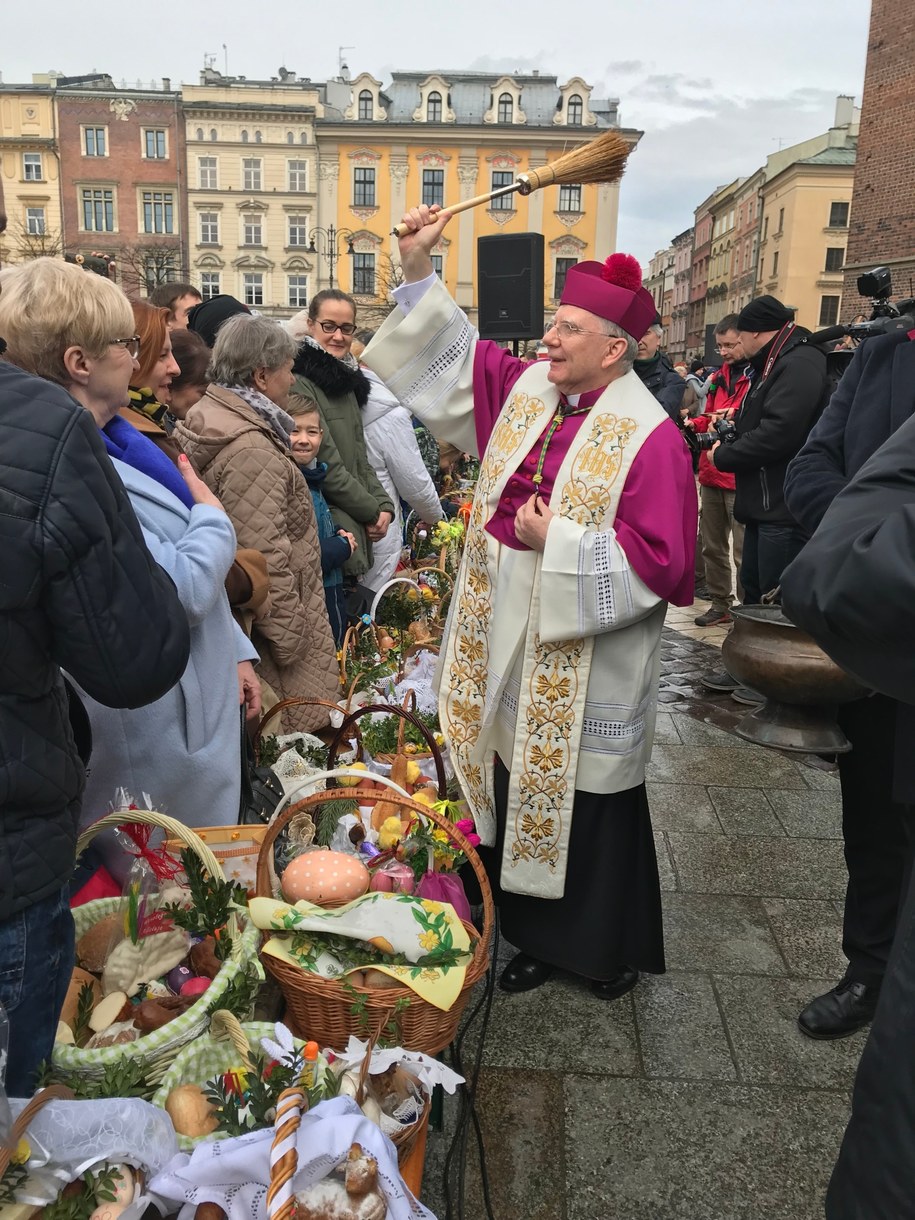 Kraków: Abp Jędraszewski święcił pokarmy przed Bazyliką ...