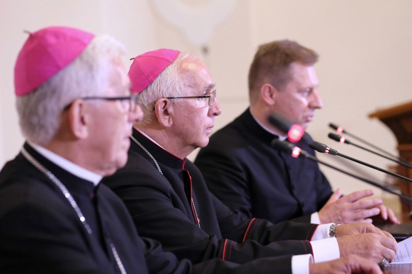 Abp metropolita katowicki Wiktor Skorc, abp Wacław Depo oraz rzecznik KEP ks. Paweł Rytel-Andrianik w Kaplicy Różańcowej na Jasnej Górze podczas konferencji prasowej podsumowującej obrady biskupów diecezjalnych /Waldemar Deska /PAP