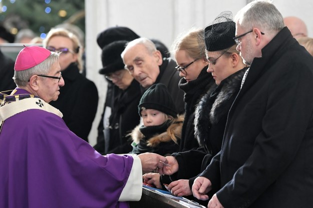 Abp Sławoj Leszek Głódź przekazuje rodzinie Pawła Adamowicza różańce od papieża Franciszka / 	Adam Warżawa    /PAP