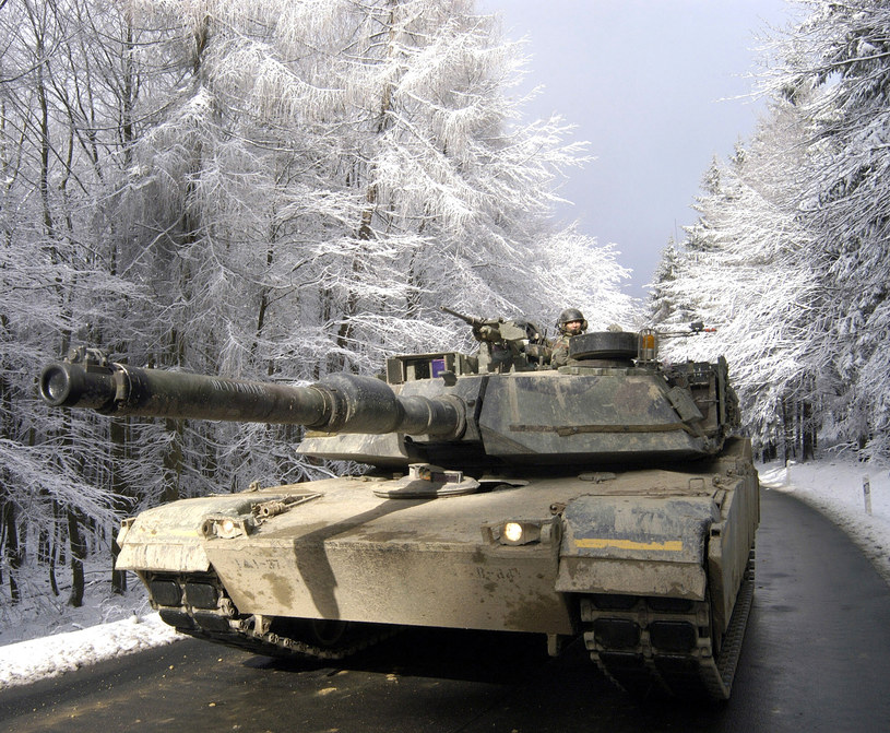 Abrams, mimo że w testach wielu armii sprawdzał się rewelacyjnie, został odrzucony w Europie ze względów logistycznych. Walka o główny pojazd Sojuszu rozgrywała się więc między czołgami Leopard 2, Leclerc i Challenger 2 /US ARMY/HQ VCorps/VCI/Richard Bumgardne